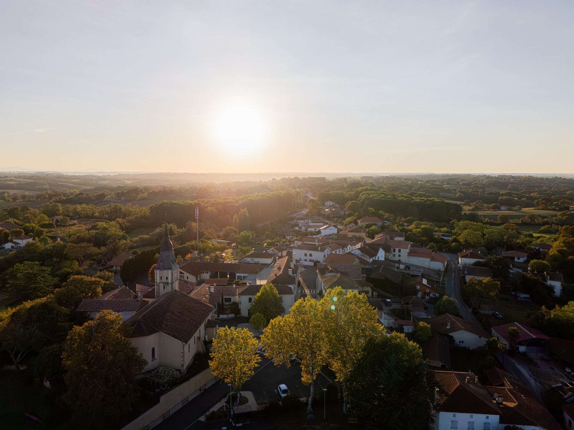 Village landais au coucher du soleil