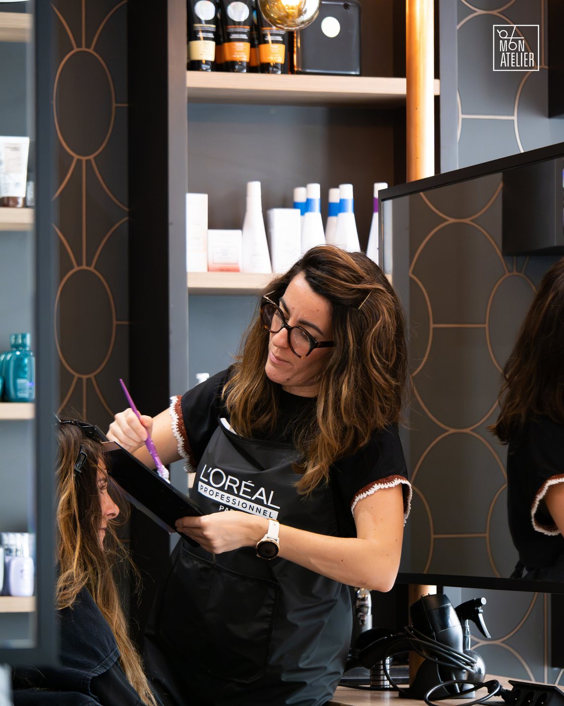 Coloriste au travail dans le salon Mon Atelier