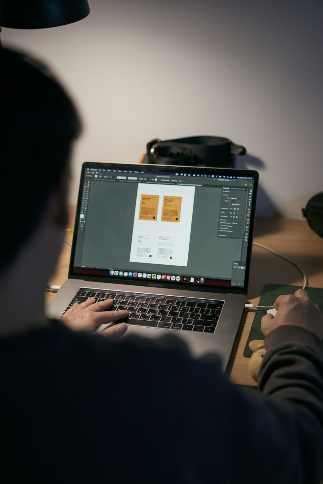 Graphiste concevant des affiches sur son ordinateur