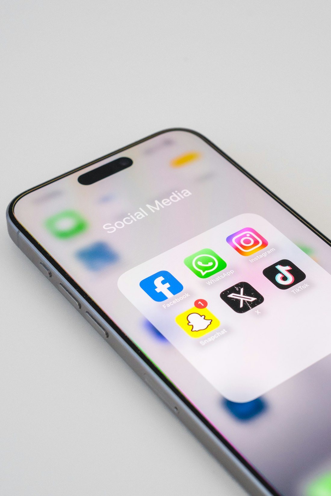 Smartphone affichant un dossier d'applications de réseaux sociaux
